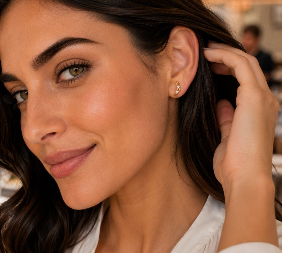 modelo luciendo aretes de oro laminado trepadores estrellas  brillantes de AMBAR Joyería