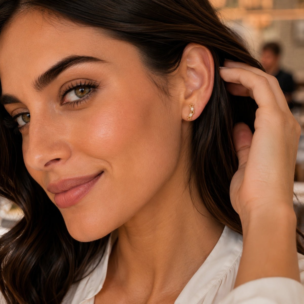 modelo luciendo aretes de oro laminado trepadores estrellas  brillantes de AMBAR Joyería