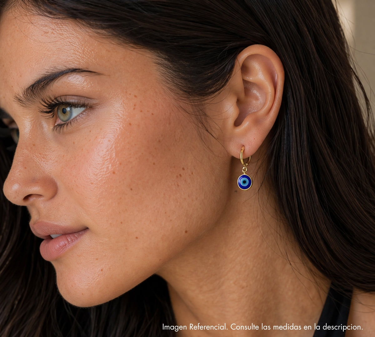 Modelo con argollas Ojo Turco Aura en oro laminado con dije circular azul de protección de AMBAR joyería fina