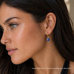 Modelo con argollas Ojo Turco Aura en oro laminado con dije circular azul de protección de AMBAR joyería fina