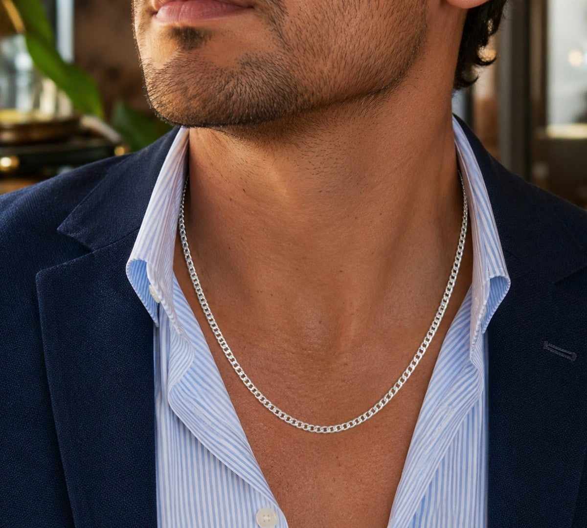 Modelo con cadena Cubana Prime para hombre en plata 925 brillante con eslabones clásicos de AMBAR joyería fina
