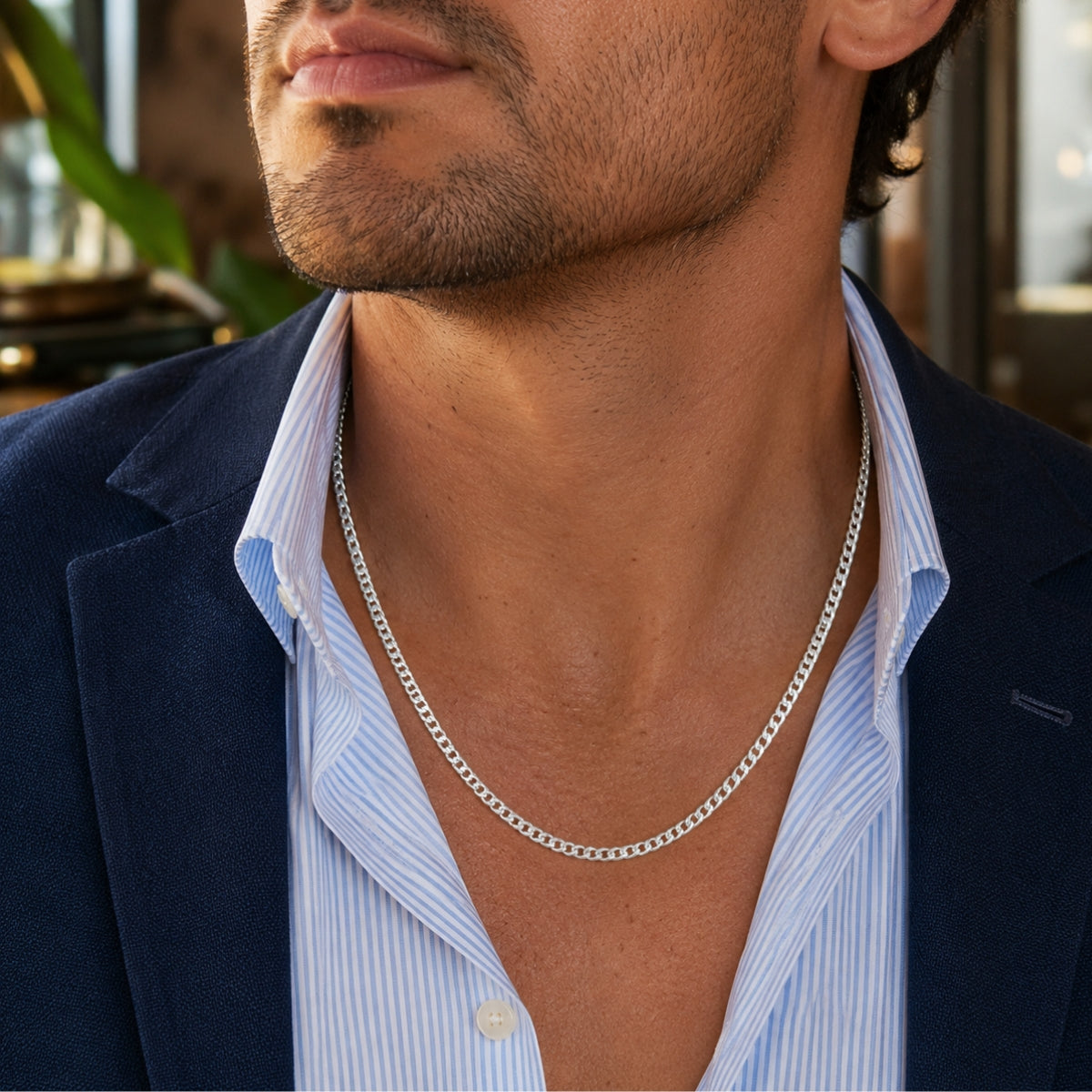 Modelo con cadena Cubana Prime para hombre en plata 925 brillante con eslabones clásicos de AMBAR joyería fina