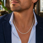 Modelo con cadena Cubana Prime para hombre en plata 925 brillante con eslabones clásicos de AMBAR joyería fina