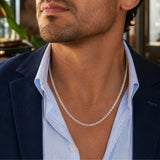 Modelo con cadena Cubana Prime para hombre en plata 925 brillante con eslabones clásicos de AMBAR joyería fina
