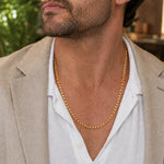 modelo con Cadena Fígaro Milano para hombre en oro laminado color oro amarillo italiano de AMBAR joyería fina