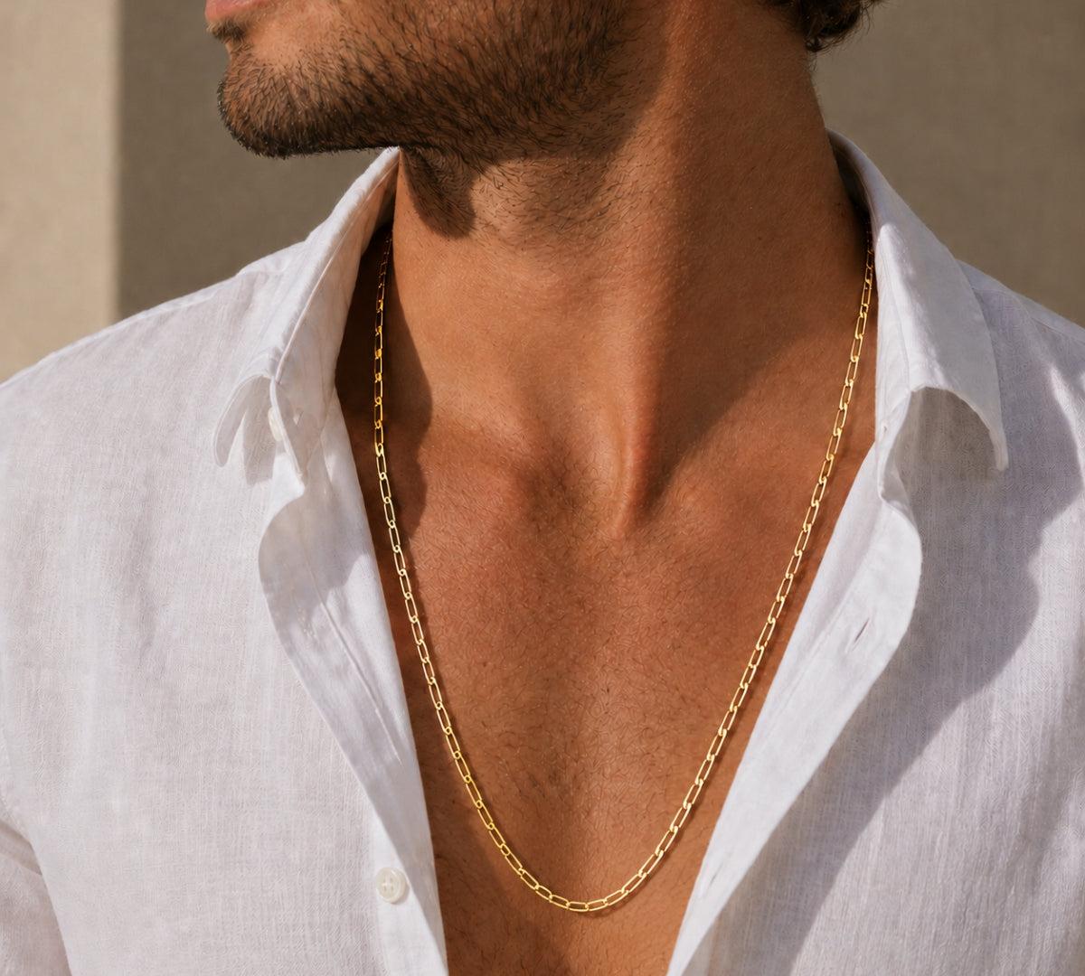 Modelo con cadena Fígaro Urban Gold para hombre en oro laminado color oro amarillo italiano de AMBAR joyería fina