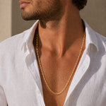 Modelo con cadena Fígaro Urban Gold para hombre en oro laminado color oro amarillo italiano de AMBAR joyería fina