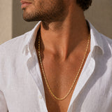 Modelo con cadena Fígaro Urban Gold para hombre en oro laminado color oro amarillo italiano de AMBAR joyería fina
