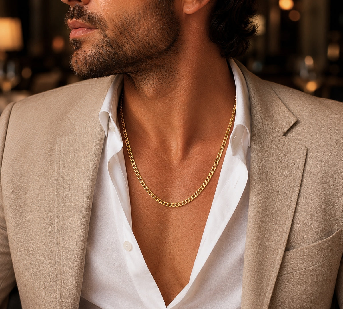 modelo con Cadena Grumet Milano para hombre en oro laminado de AMBAR joyería fina