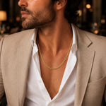 modelo con Cadena Grumet Milano para hombre en oro laminado de AMBAR joyería fina