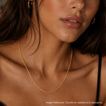 Modelo luciendo Collar bodhi veneciana enchapado en Oro 18k de AMBAR Joyería Fina