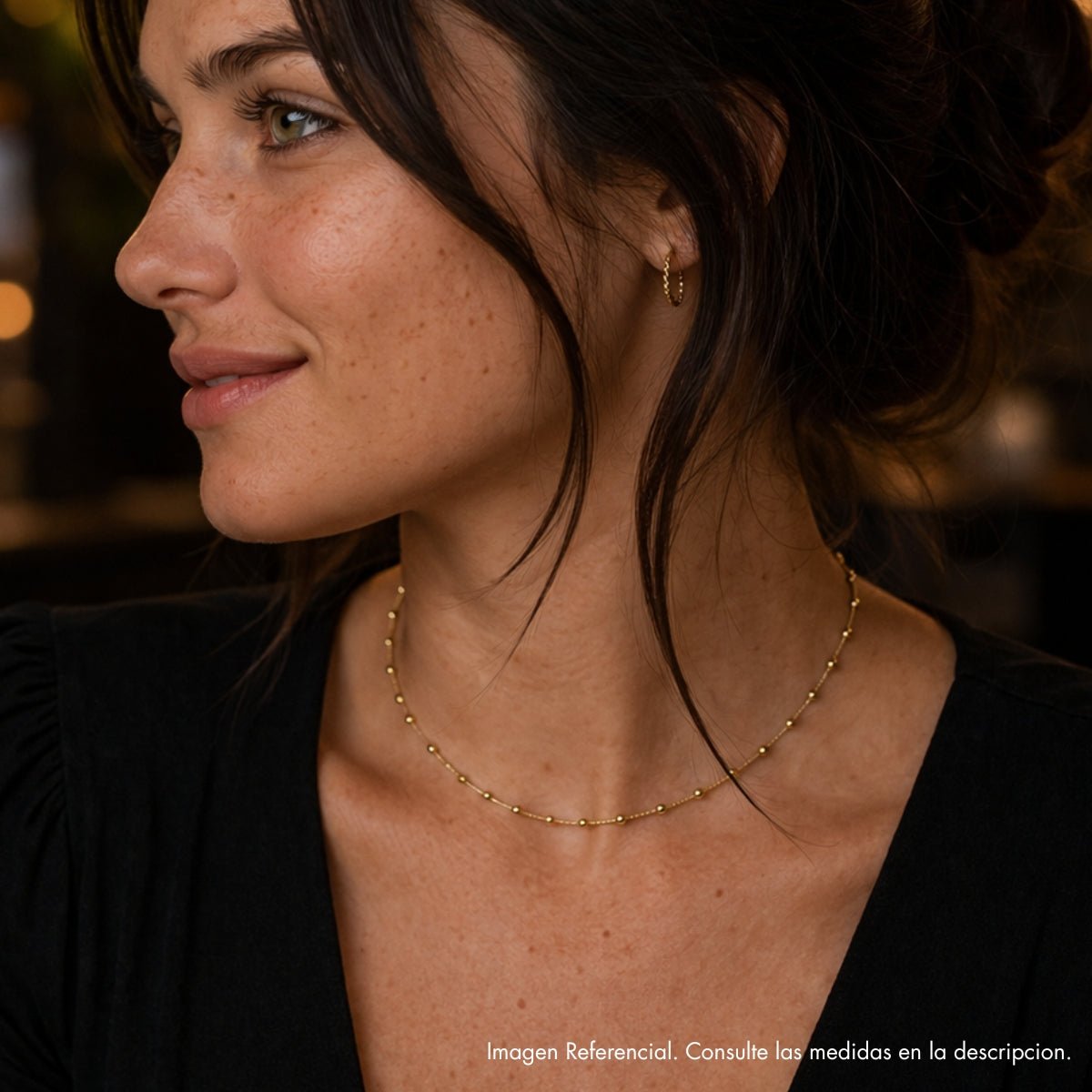 modelo con Collar Tana Bolitas Seguidas de 40 cm Oro Laminado 18K de AMBAR Joyería Fina
