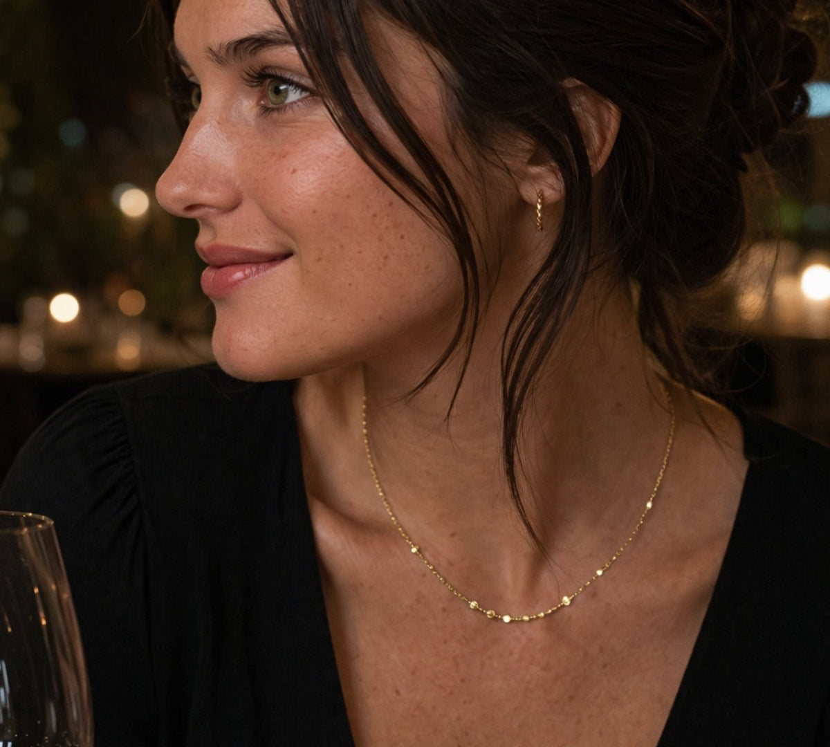 Modelo luciendo Collar chloe mini placas enchapado en Oro de 18k de AMBAR Joyería Fina