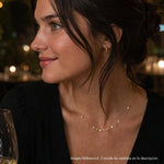 Modelo luciendo Collar chloe mini placas enchapado en Oro de 18k de AMBAR Joyería Fina