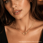 Modelo luciendo moderno Collar cliping chunky enchapado en oro 18k de AMBAR Joyería Fina