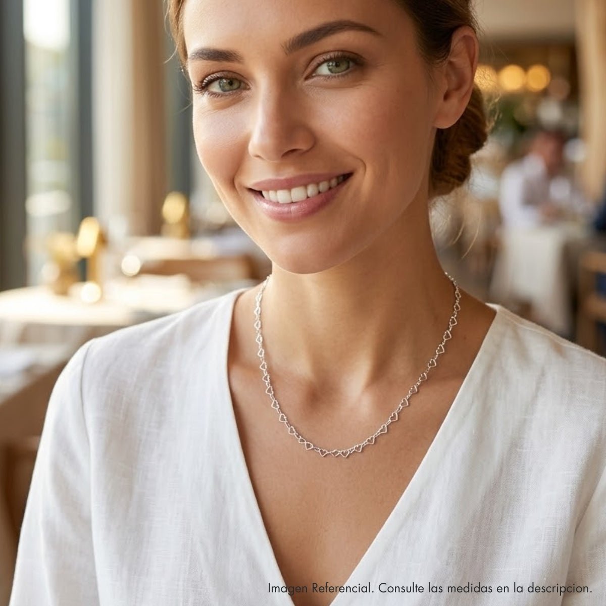 Modelo luciendo el collar de corazones entrelazados de plata 925; un accesorio minimalista y atemporal.