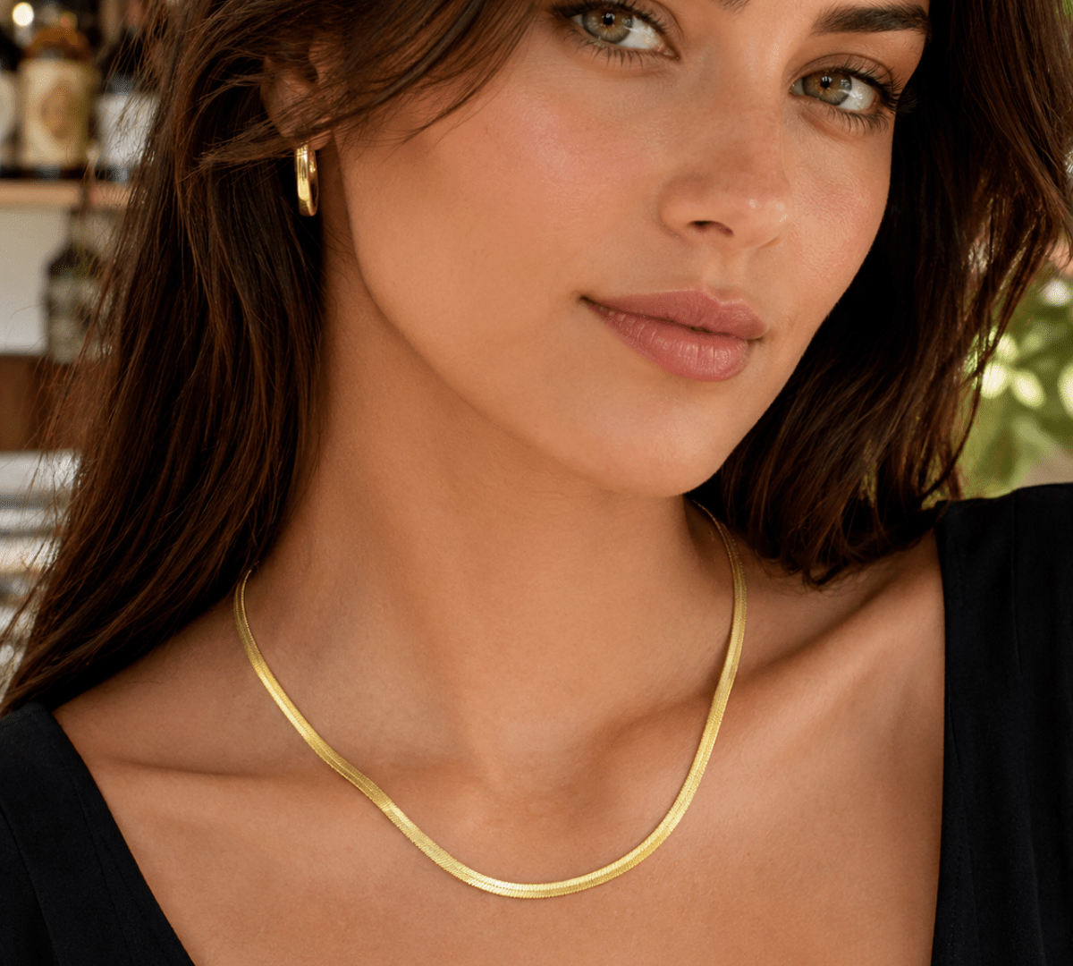 Modelo con Collar espiga plana enchapado en Oro 18k de AMBAR Joyería Fina
