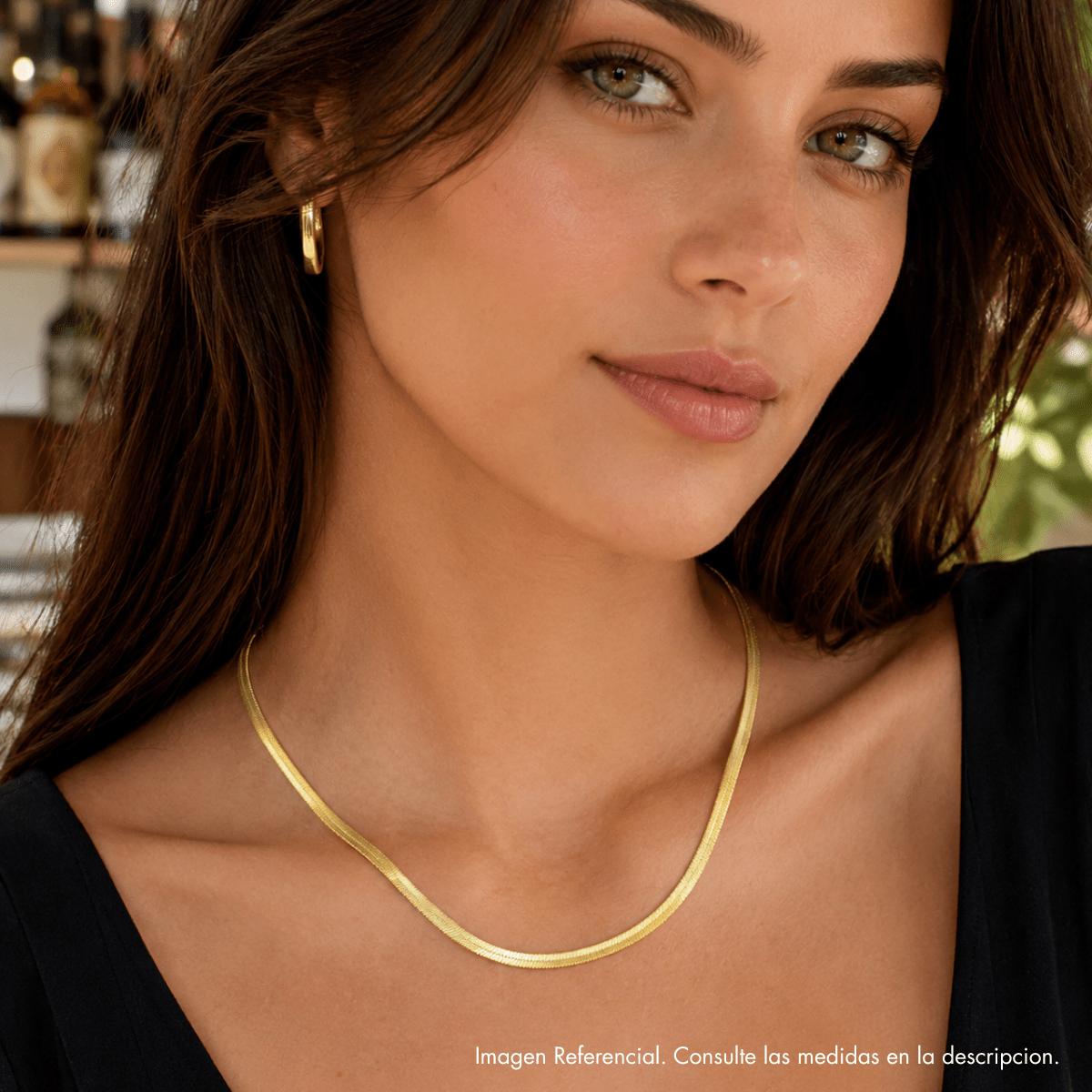 Modelo con Collar espiga plana enchapado en Oro 18k de AMBAR Joyería Fina