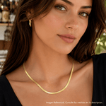 Modelo con Collar espiga plana enchapado en Oro 18k de AMBAR Joyería Fina
