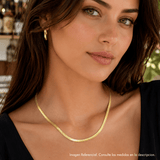 Modelo con Collar espiga plana enchapado en Oro 18k de AMBAR Joyería Fina