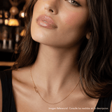 Modelo luciendo moderno Collar wilder inicial C enchapado en Oro 18k de AMBAR Joyería Fina
