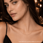 modelo luciendo moderno Collar wilder inicial G enchapado en Oro 18k de AMBAR Joyería Fina