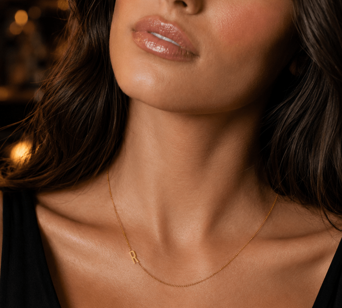modelo luciendo Collar wilder inicial R enchapado en Oro 18k de AMBAR Joyería Fina