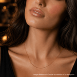 modelo luciendo Collar wilder inicial R enchapado en Oro 18k de AMBAR Joyería Fina