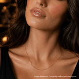 modelo luciendo Collar wilder inicial R enchapado en Oro 18k de AMBAR Joyería Fina