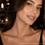 modelo luciendo moderno Collar wilder inicial P enchapado en Oro 18k de AMBAR Joyería Fina.