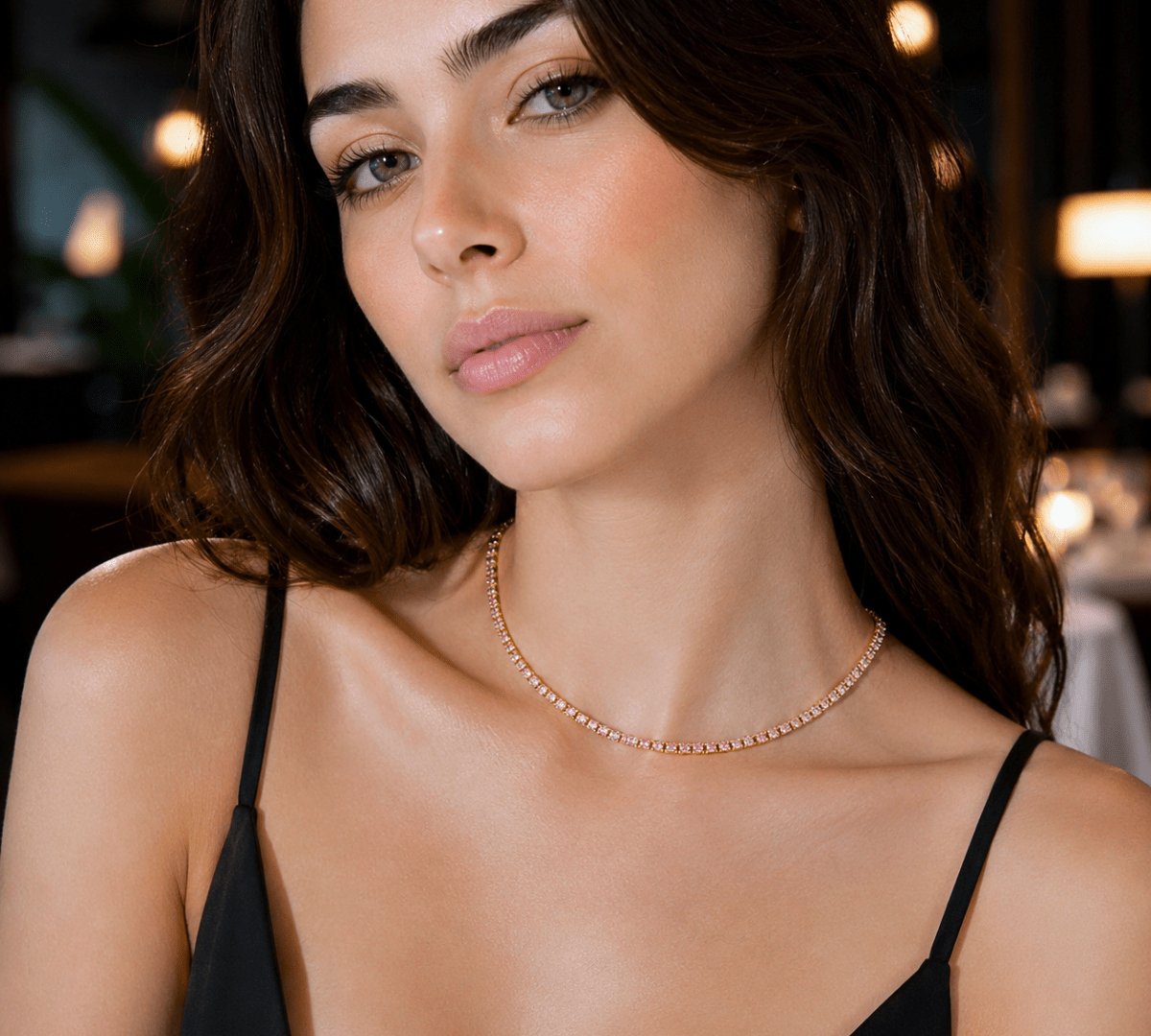 modelo luciendo Collar tennis de cristal color blush enchapado en oro 18k de AMBAR joyería fina
