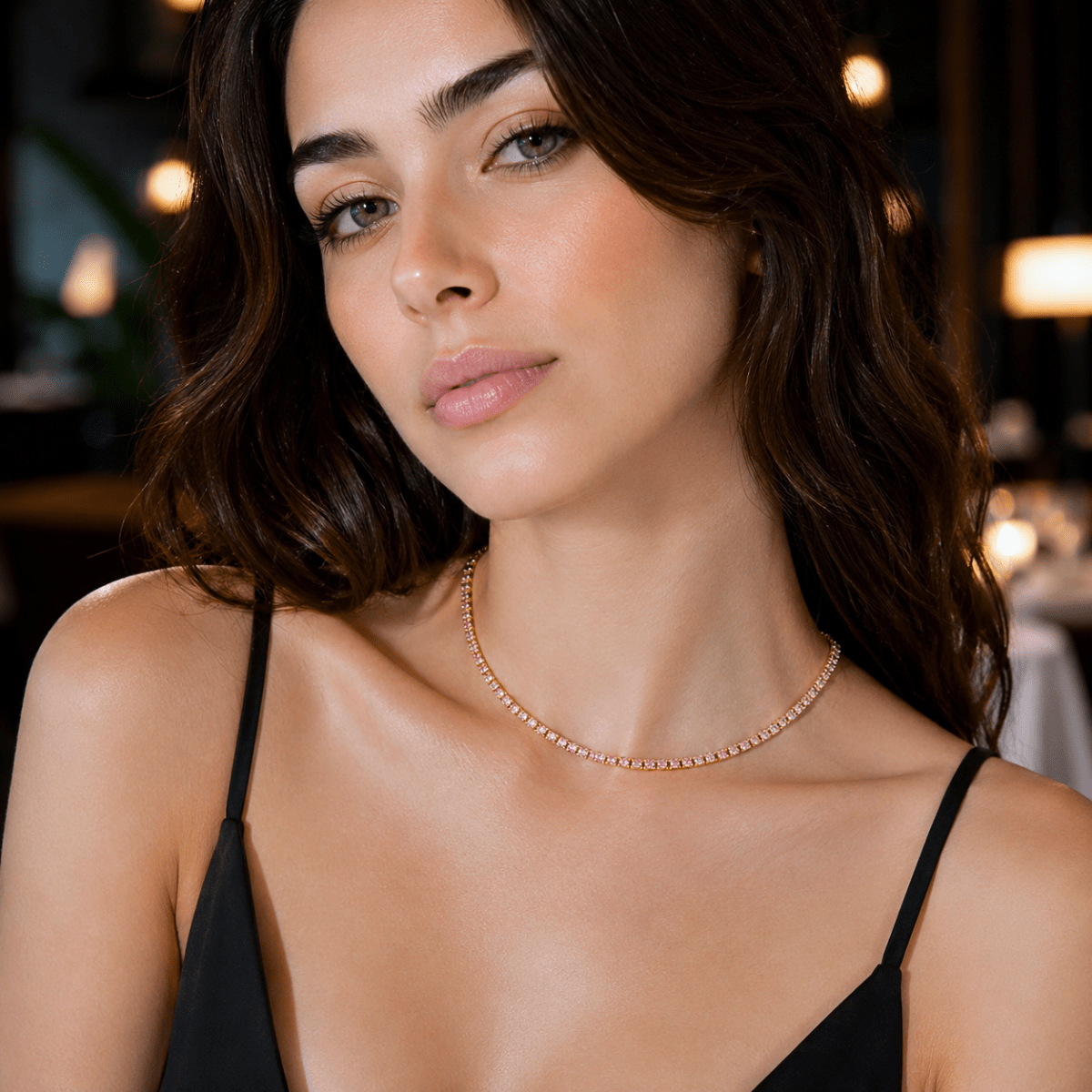 modelo luciendo Collar tennis de cristal color blush enchapado en oro 18k de AMBAR joyería fina
