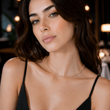 modelo luciendo Collar tennis de cristal color blush enchapado en oro 18k de AMBAR joyería fina