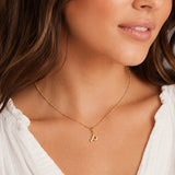 Modelo luciendo un dije Inicial letra P con broche bisagra enchapado en oro 18k de AMBAR joyeria fina