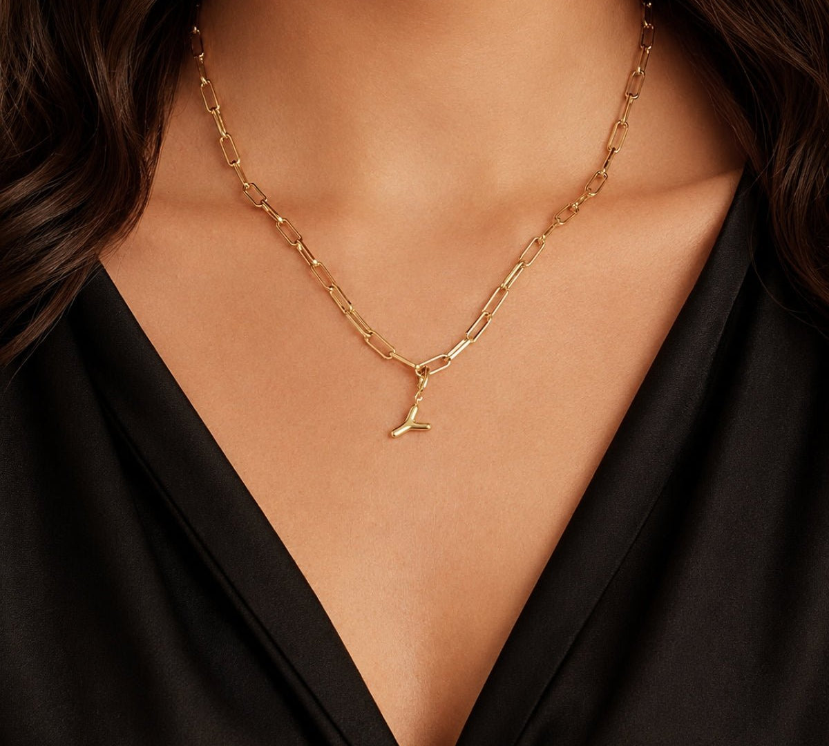 modelo luciendo un dije Inicial letra Y con broche bisagra enchapado en oro 18k de AMBAR joyeria fina