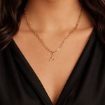 modelo luciendo un dije Inicial letra Y con broche bisagra enchapado en oro 18k de AMBAR joyeria fina