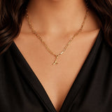 modelo luciendo un dije Inicial letra Y con broche bisagra enchapado en oro 18k de AMBAR joyeria fina
