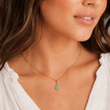 modelo luciendo un dije power gemstone Aguamarina piedra del coraje enchapado en oro 18K de AMBAR Joyería Fina