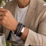 Pulsera masculina ajustable de esferas de piedra natural lapislázuli azul con argollas de plata 925 acompañada con un mix de pulseras de cuero.