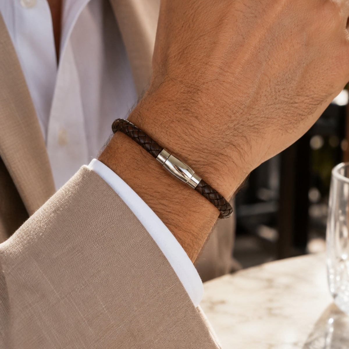 modelo con pulsera Atlas Chocolate de cuero trenzado marrón de 6 mm con broche magnético de acero inoxidable.