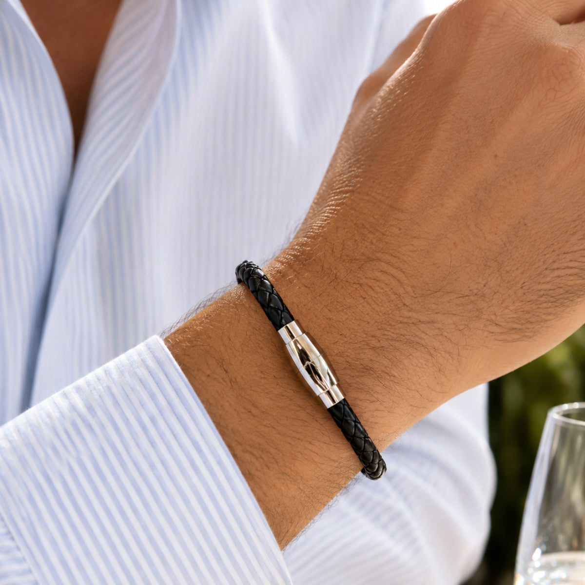 modelo con Pulsera Atlas Negro de cuero trenzado de 6 mm con broche magnético de acero inoxidable.