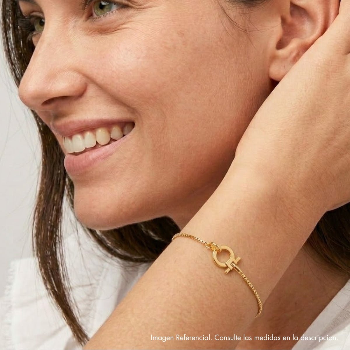 Modelo luciendo pulsera Bodhi veneciana broche bisagra enchapada en oro 18K de AMBAR joyería fina