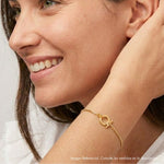 Modelo luciendo pulsera Bodhi veneciana broche bisagra enchapada en oro 18K de AMBAR joyería fina