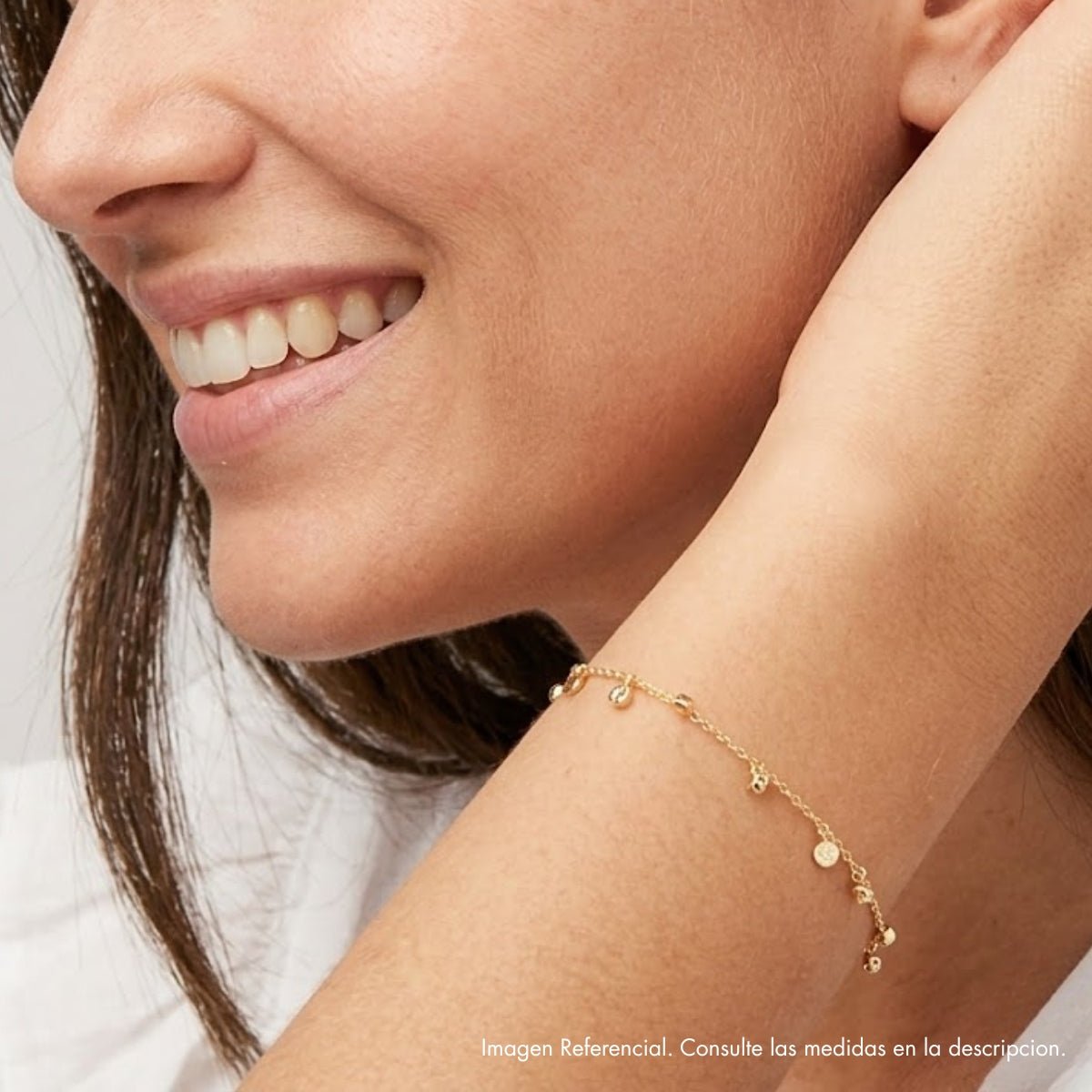 modelo con un look sport luciendo Pulsera mia Mini Trendy enchapado en oro de 18K de AMBAR Joyería Fina