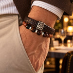 mix de pulseras, Cuero Trenzado Vulcano de cuero marrón con aplique central de acero inoxidable texturizado y bandas de silicona negra.