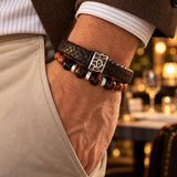 mix de pulseras, Cuero Trenzado Vulcano de cuero marrón con aplique central de acero inoxidable texturizado y bandas de silicona negra.