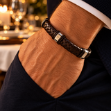 modelo con Pulsera Cuero Trenzado Urban de cuero marron con broche y accesorios de acero inoxidable y bandas de silicona negra.