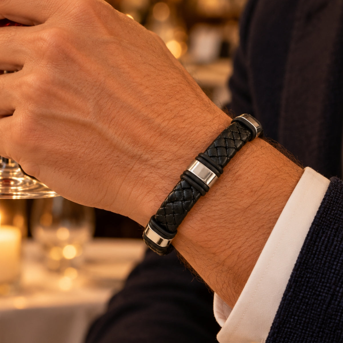 modelo con Pulsera Cuero Trenzado Urban de cuero negro con broche y accesorios de acero inoxidable y bandas de silicona negra.
