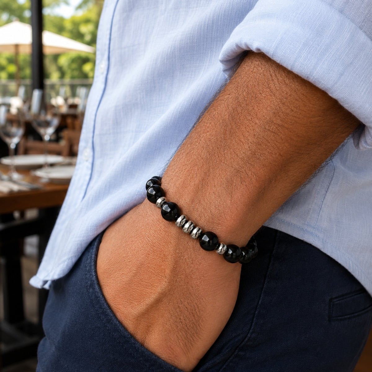modelo con Pulsera Element Grand Obsidiana con piedra natural de obsidiana de 10 mm y donas de acero inoxidable.