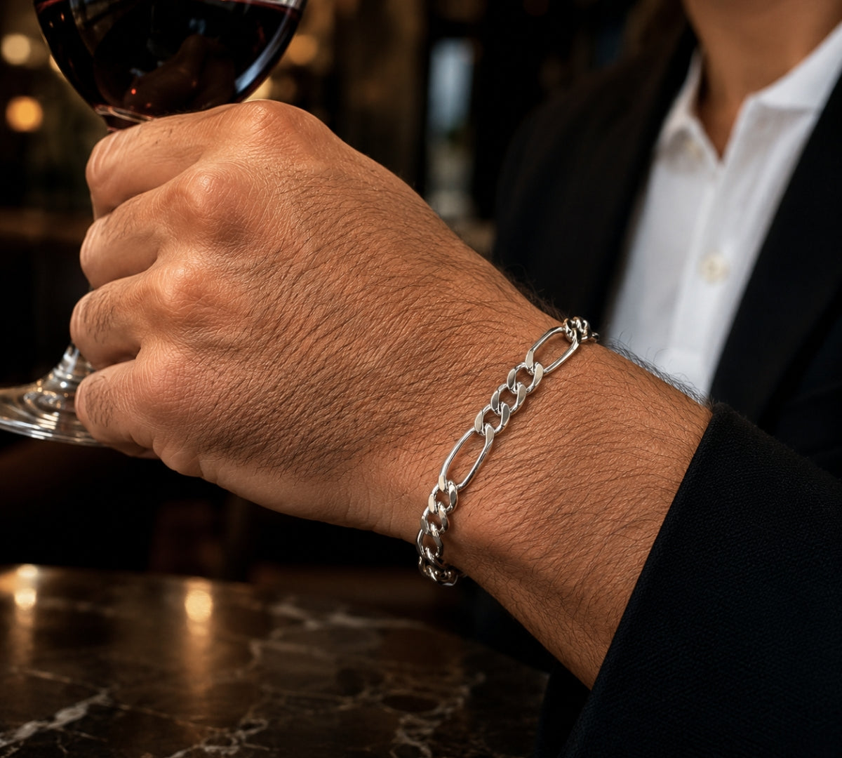 modelo con pulsera Fígaro Legacy para hombre en plata 925 brillante con eslabones alargados de AMBAR joyería fina